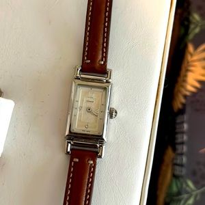 Stainless steel case and leather
Mineral crystal
Quartz movement
Buckle closure